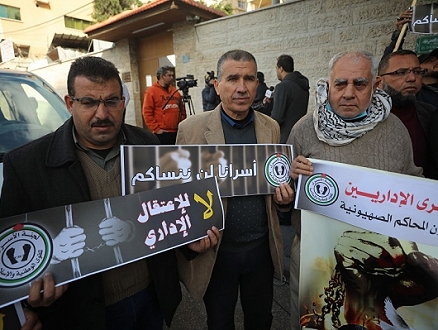 4 أسرى يعلقون إضرابهم عن الطعام بعد وقف القرارات الإدارية والتعسفية بحقهم
