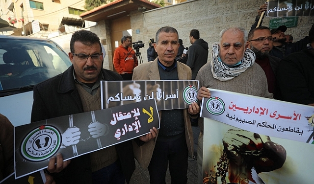 4 أسرى يعلقون إضرابهم عن الطعام بعد وقف القرارات الإدارية والتعسفية بحقهم