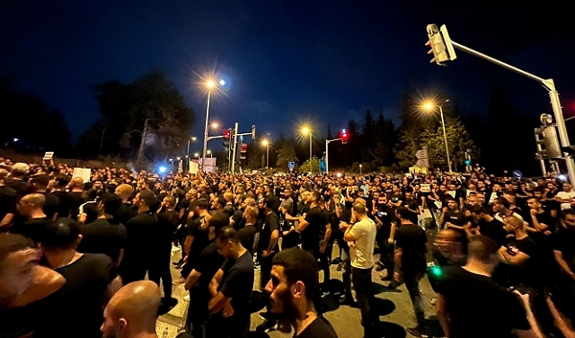 سخنين: الآلاف يتظاهرون أمام شرطة 