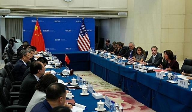 لتخفيف التوتر: وزيرة التجارة الأميركية تلتقي نظيرها الصيني في بكين