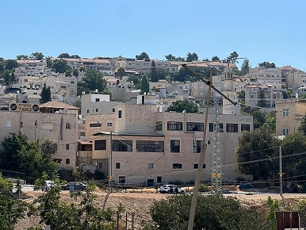 قلق في أبو غوش: "وحدات سكنية تُسوّق للمستوطنين"