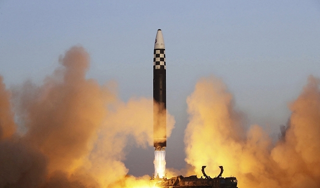 كوريا الشمالية تطلق صاروخين بالستيين بإطار تدريب على ضربة نووية