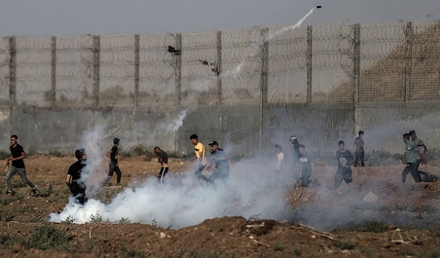غزة: إصابات إثر استهداف الاحتلال متظاهرين قرب السياج الفاصل
