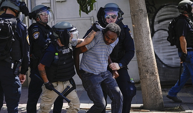 بعد مواجهات تل أبيب: الشرطة تنقل 52 إريتريا للاعتقال الإداري