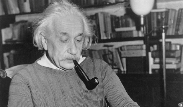 كيف غير آينشتاين مسار العلوم؟