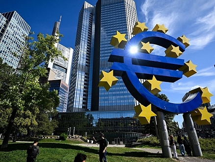 البنك المركزيّ الأوروبيّ يرفع الفائدة بمعدل قياسيّ