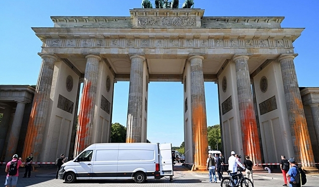 تخريب بوّابة براندنبوبرغ: ناشطون يرشّون أشهر معالم برلين بالطلاء