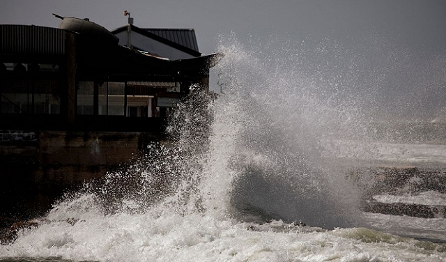 الأمواج العالية تغمر الشوارع والمنازل في كيب تاون
