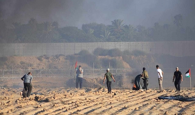 غزة: شهيد وإصابات باستهداف الاحتلال للمتظاهرين قرب السياج الفاصل