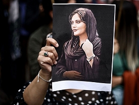 البرلمان الإيراني يتبنى قانونا يشدد العقوبة على النساء اللواتي "ينتهكن قواعد اللباس"