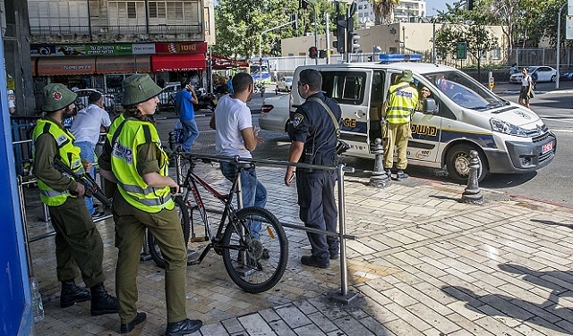 اعتقال مسنّ من غزة بزعم العثور على سكّينيْن بحوزته في المحطّة المركزيّة بتل أبيب