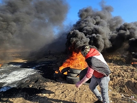 غزة: إصابات بالرصاص والاختناق والاحتلال يقصف مواقع للمقاومة