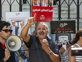 تونس: الإفراج عن 3 سياسيين بينهم وزير سابق بعد اعتقال دام 6 شهور