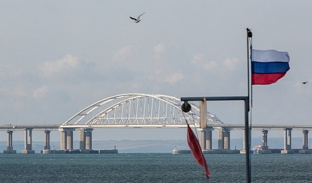 روسيا تعلق المرور على جسر القرم وتقصف موانئ وصوامع الحبوب  