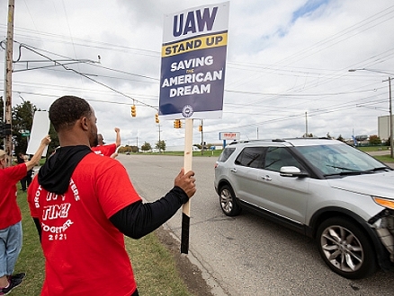 آلاف العمال يلتحقون بإضراب نقابة عمّال السيارات الأميركية