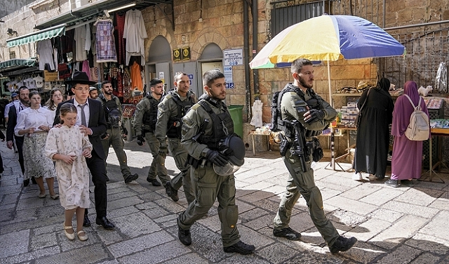 تصاعد اعتداءات الاحتلال على المسيحيين في القدس.. نتنياهو: غير مقبول