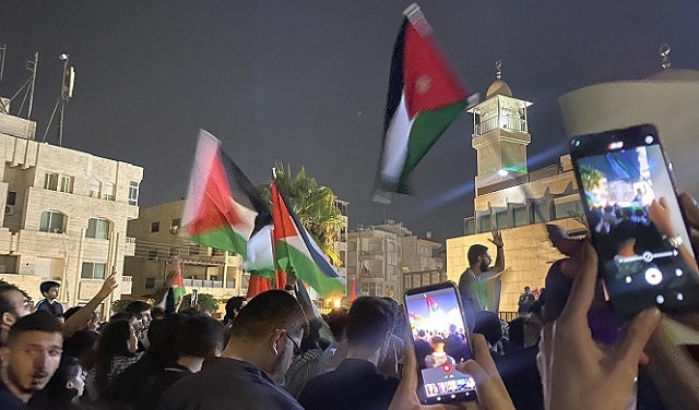 تضامنًا مع غزّة: مظاهرة غضب أمام السفارة الإسرائيليّة في عمّان