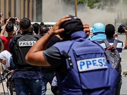 "إعلام" يدين المسّ بالصحافيّين ويقدّم توصيات للتغطية الميدانيّة