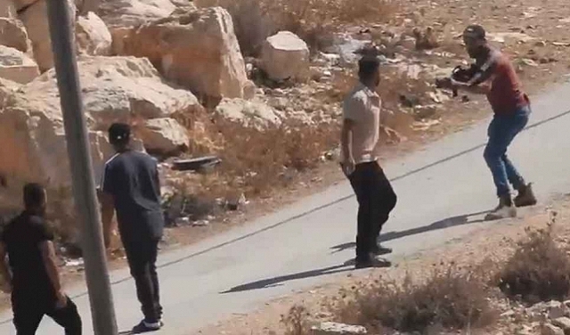 توثيق: مستوطن يطلق النار على فلسطيني ويصيبه بجراح حرجة