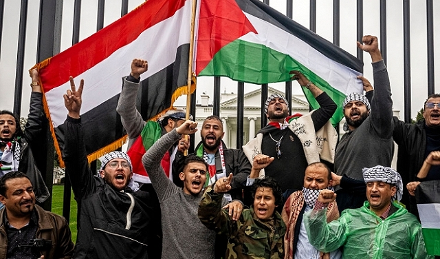 آلاف المؤيدين للفلسطينيين يتظاهرون أمام البيت الأبيض