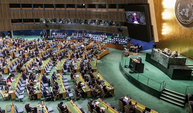 الجمعية العامة للأمم المتحدة تعتمد مشروع قرار عربي يدعو إلى هدنة إنسانية فورية بغزة