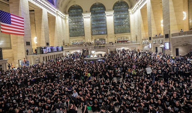 نيويورك: آلاف اليهود يشلون حركة 