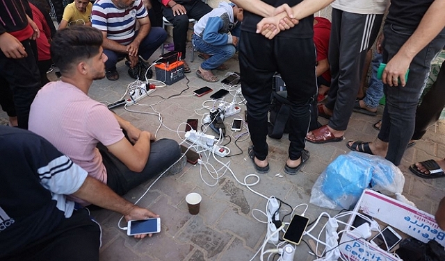 كيف تتّصل غزّة بالعالم في ظلّ قطع الاتّصالات