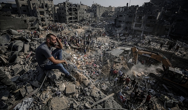 رجال الإنقاذ في غزّة: الأنين لا يتوقّف تحت الأنقاض