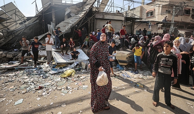 غزّة: ساعات من الانتظار تحت الصواريخ للحصول على كسرة خبز