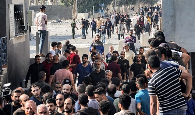 آلاف العمال يصلون غزة بعد احتجازهم في إسرائيل والتنكيل بهم: 