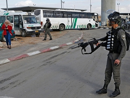 الاحتلال يطلق الرصاص على فتاة فلسطينية عند حاجز قلنديا ويطارد شابا قرب سلواد