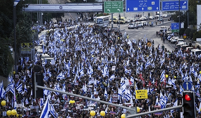 آلاف الإسرائيليين يتظاهرون قبالة مكتب نتنياهو للمطالبة بإعادة الأسرى في غزة