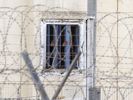سجون الاحتلال تفرض إجراءات تنكيلية إضافية بحق الأسرى