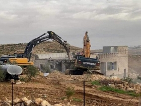 الاحتلال يهدم 3 منازل قرب الخليل ويشرد 30 فلسطينيا