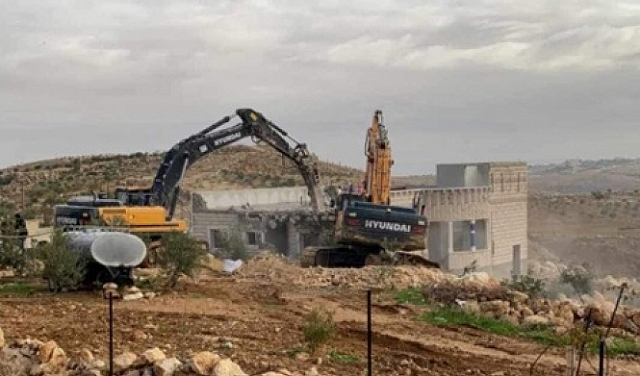  الاحتلال يهدم 3 منازل قرب الخليل ويشرد 30 فلسطينيا