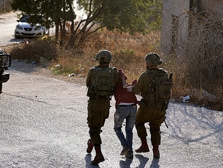 الاحتلال يعتقل عشرات الفلسطينيين من الضفة
