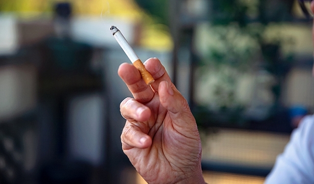 فرنسا تسعى إلى حظر التدخين في الأماكن العامّة
