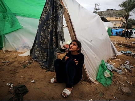 خيام غارقة: معاناة النازحين من شماليّ غزّة تتفاقم بدون المساعدات