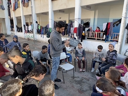غزة: معلّم لم يتخلّ عن أطفال نازحين حرمتهم الحرب من الدراسة