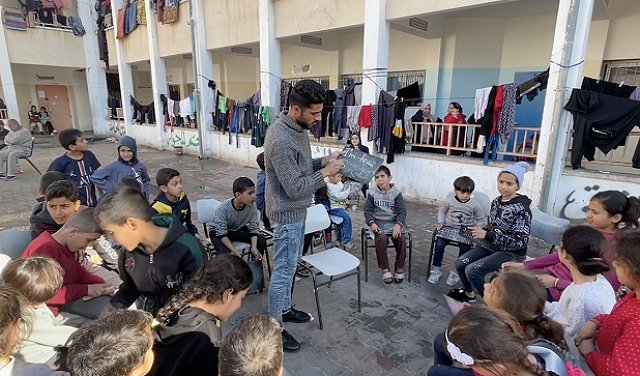 غزة: معلّم لم يتخلّ عن أطفال نازحين حرمتهم الحرب من الدراسة