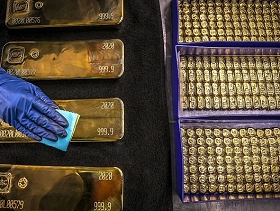 سعر الذهب يتخطّى مستواه القياسيّ التاريخيّ في ظلّ الحرب على غزة