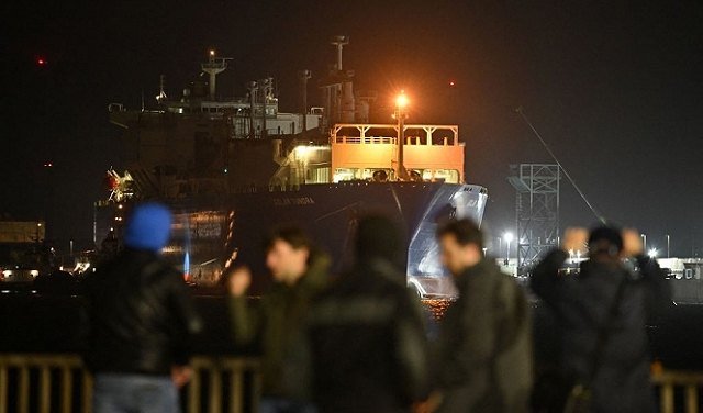 قناة السويس: اصطدام سفينة حاويات بجسر ومحاولات لقطرها