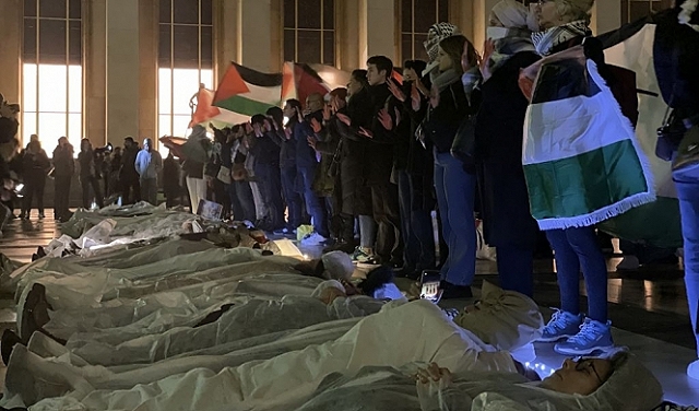 باريس: متظاهرون يرتدون أكفانًا تضامنًا مع غزّة