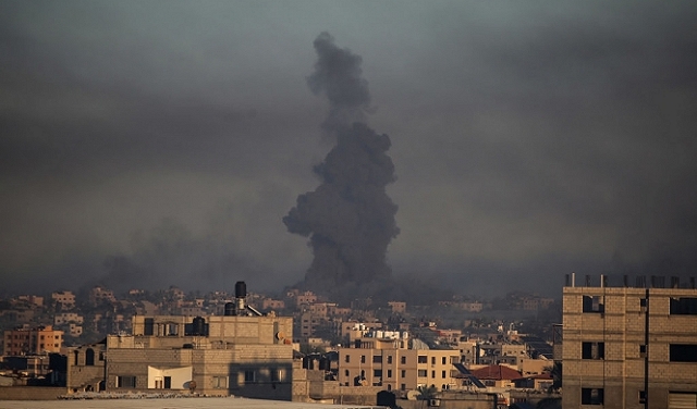  الحرب  على غزة: تواصل الغارات والمعارك في ظل محادثات لاستئناف تبادل الأسرى