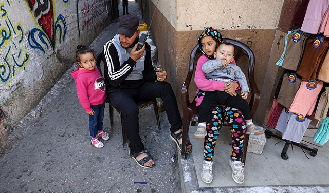 في ظلّ انقطاع الكهرباء والاتّصالات: الأهالي في غزّة يتّجهون إلى أجهزة الراديو