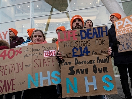 بعد فشل المفاوضات مع الحكومة: الأطبّاء يبدأون إضرابهم في بريطانيا