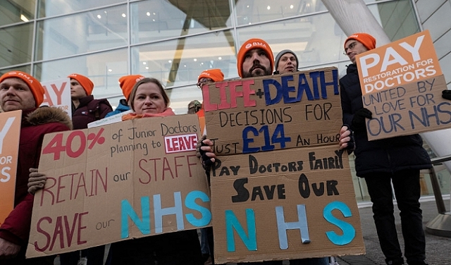 بعد فشل المفاوضات مع الحكومة: الأطبّاء يبدأون إضرابهم في بريطانيا