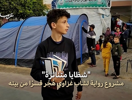 غزة | شاب "يوثّق الحرب" برواية يكتبها في خيمته