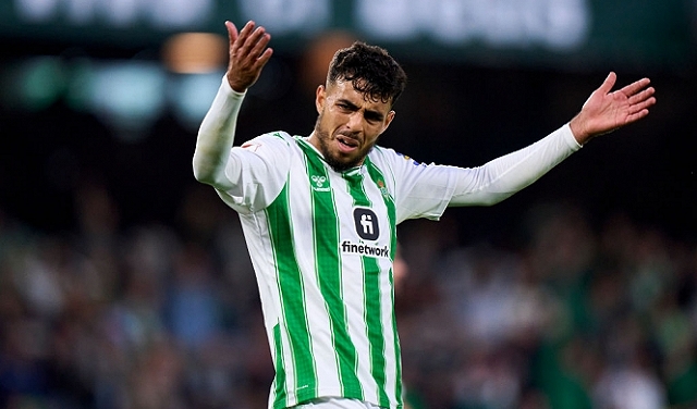هل يعود لاعب عربي للعب مع برشلونة؟