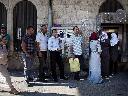 السلطة الفلسطينية تدفع جزءا من رواتب موظفيها عن شهر نوفمبر الماضي